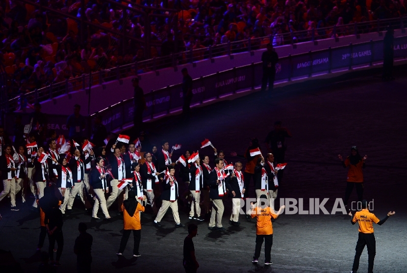   Kontingen Indonesia melakukan devile saat Pembukaan Sea Games XXIX di Stadion Bukit Jalil, Malaysia, Sabtu (19/8). 