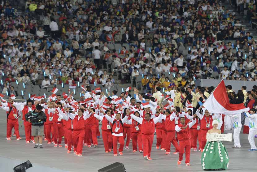 Kontingen Indonesia mengibarkan bendera Merah Putih ketika pembukaan Asian Games 2014 di Incheon, Korsel, Jumat (19/9). 