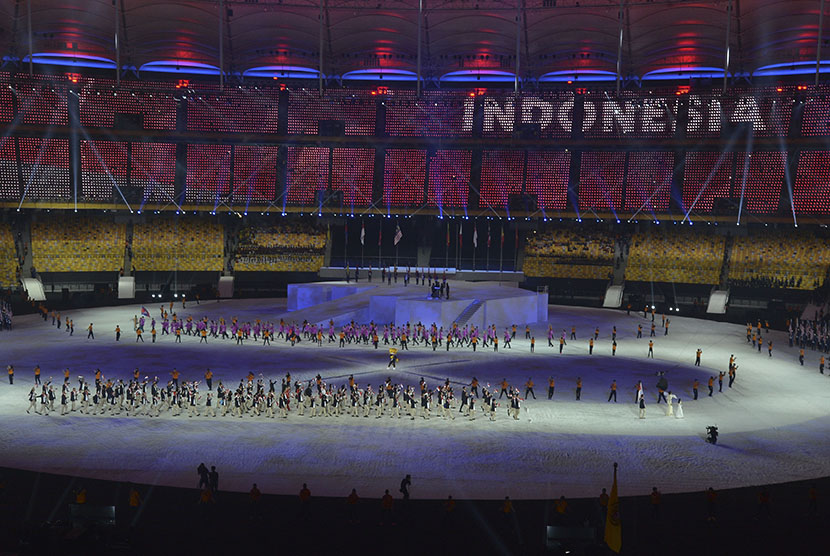 Kontingen indonesia mengikuti devile pembukaan SEA Games XXIX di Stadion Bukit Jalil, Malaysia, Sabtu (19/8