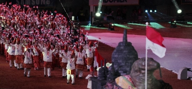 Kontingen Indonesia mengikuti parade atlet saat pembukaan Sea Games XXVI di Stadion Jakabaring, Palembang, Sumatera Selatan, Jumat (11/11).