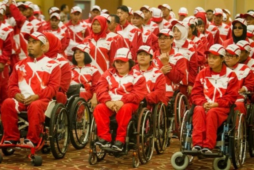 Kontingen Indonesia pada ASEAN Para Games 2017 ketika pelepasan di Solo, Jawa Tengah, Selasa (12/9) | Republika