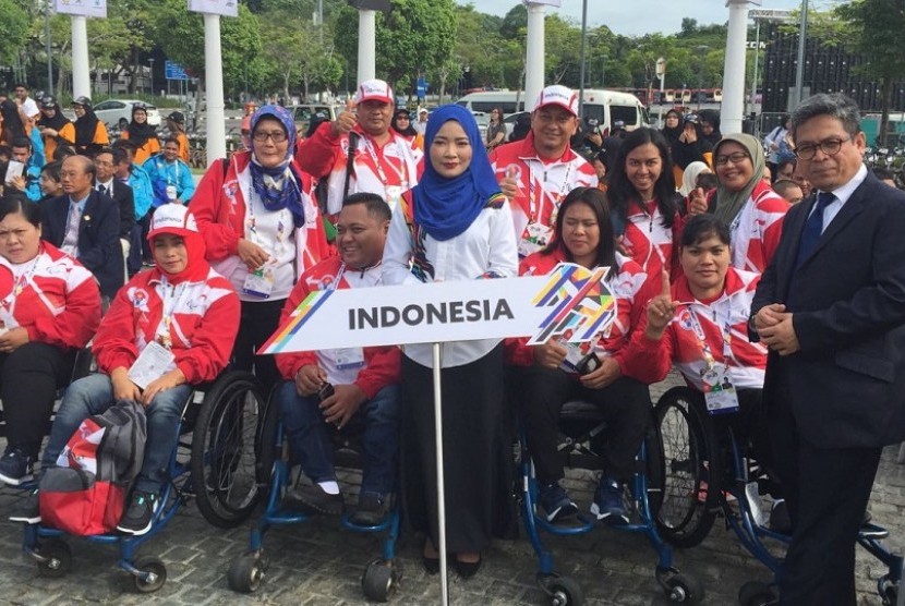 Kontingen Indonesia pada upacara penyambutan kontingen negara peserta ASEAN Para Games 2017 di Stadion Bukit Jalil, Malaysia, Sabtu (16/9).