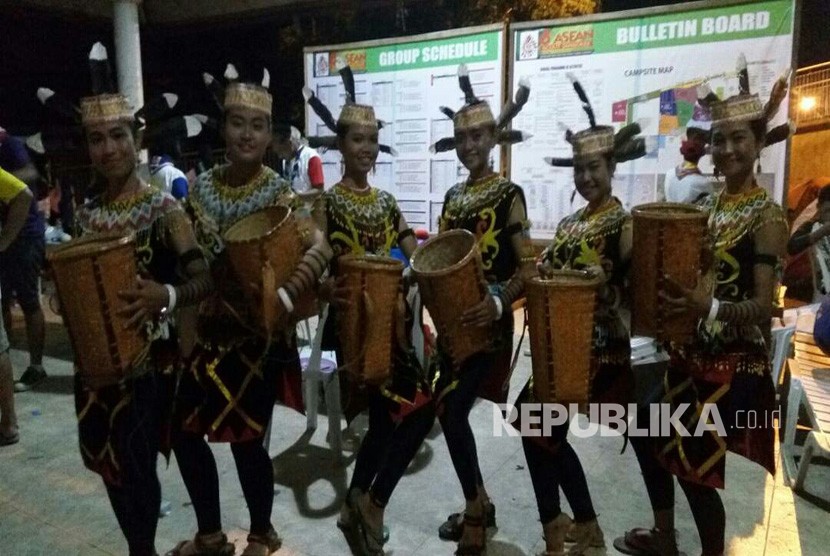 Kontingen Indonesia usai menampilkan Tarian Daerah dari Suku Dayak Bahau, Kalimantan Timur di Jambore ASEAN. Di ajang ini, kontingen Indonesia menjadi juara 3.