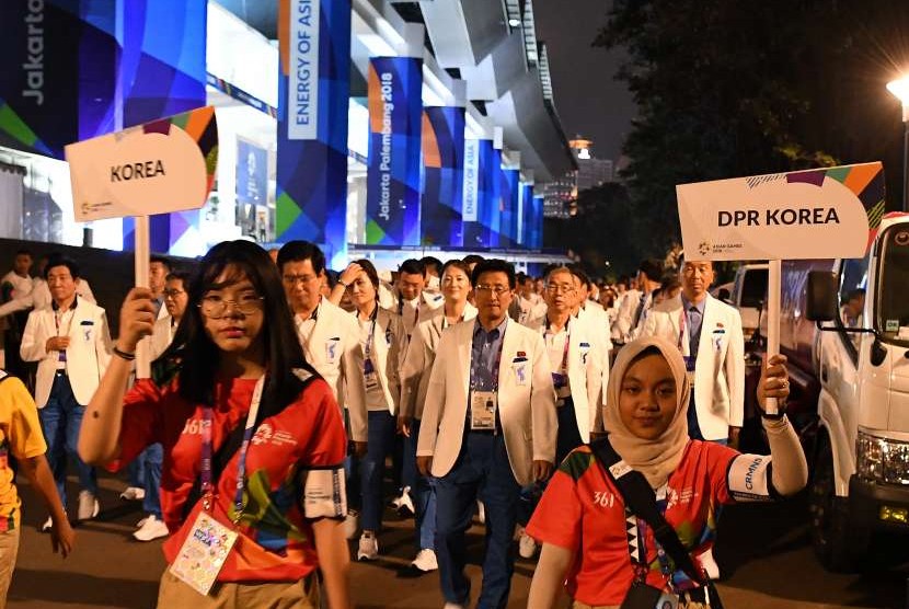 Kontingen Korea Selatan (Korsel) dan Korea Utara (Korut) bersiap mengikuti Upacara Pembukaan Asian Games ke-18 Tahun 2018 di Stadion Utama GBK, Jakarta, Sabtu (18/8). 