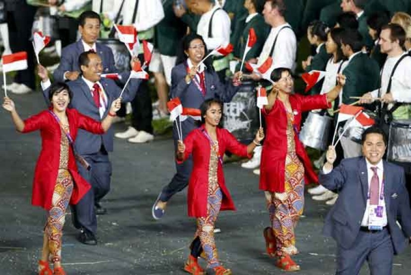Kontingen Olimpiade Indonesia mengikuti parade atlet pada upacara pembukaan Olimpiade London 2012.