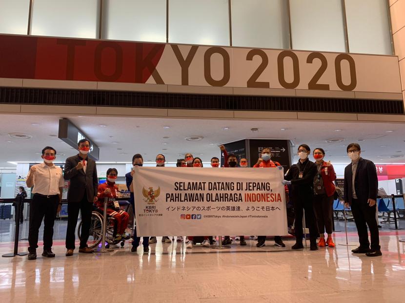 Kontingen Paralimpiade Indonesia disambut KBRI Tokyo di Bandara Narita, Selasa (17/8).