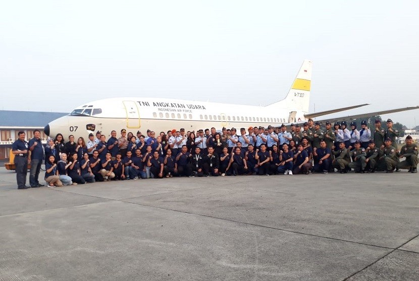 Kontingen Penjemput obor api Asian Games 2018 melakukan foto bersama di Pangkalan Udara Militer Halim Perdanakusuma, Jakarta, Sabtu (14/7).