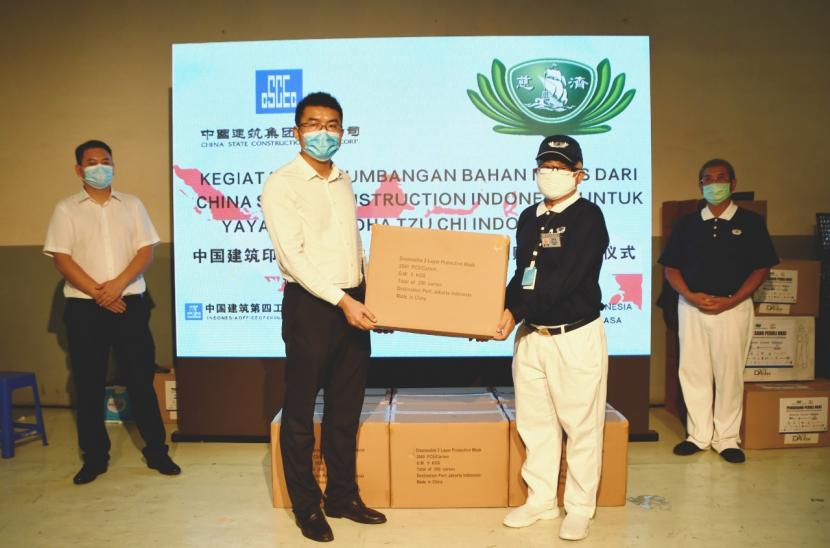 Kontraktor asal China, China Construction Group Indonesia (CSCEC Indonesia), menyumbangkan 50 ribu masker medis ke Yayasan Buddha Tzu Chi Indonesia.