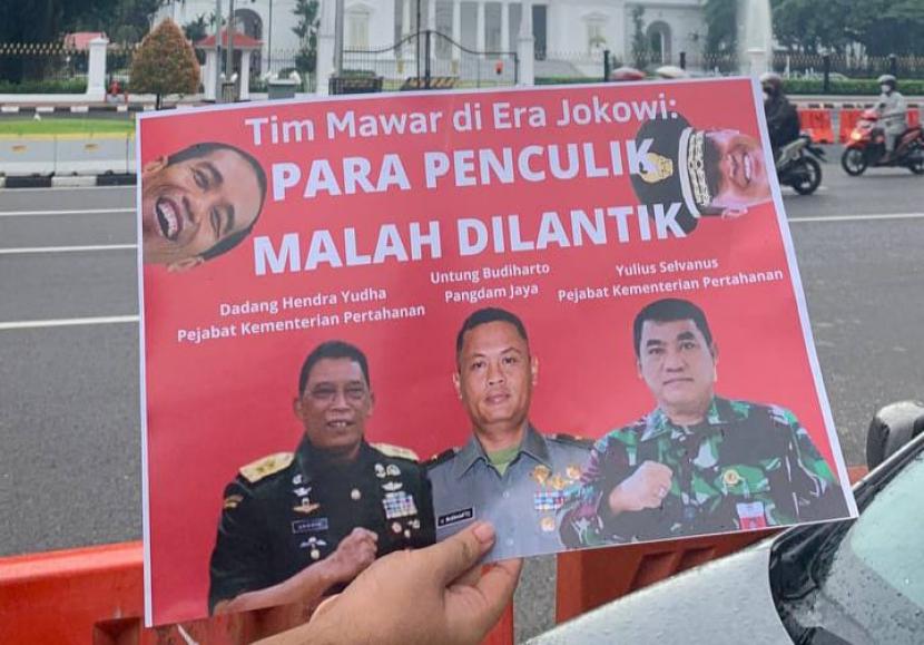 Kontras dan peserta Aksi Kamisan demo mengecam pengangkatan eks Tim Mawar di depan Istana Kepresidenan, Jakarta Pusat, Kamis (6/1).
