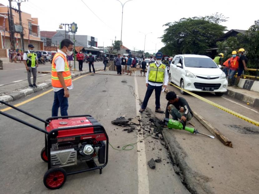 Kontur jalan di Jalan Raya Rengas Bandung arah Jakarta KM 62, ambles. Akibatnya, jalanan arah Jakarta dan Karawang ditutup untuk kendaraan roda empat.