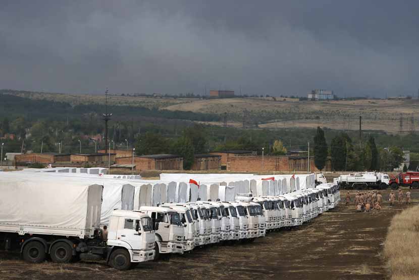 Konvoi bantuan kemanusiaan Rusia tertahan di luar kotaKamensk-Shakhtinsky, Rostov, sekitar 30 km dekat perbatasan Rusia-Ukraina, Senin (18/8). 