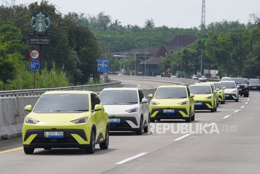 Konvoi BYD Atto 1 dalam sesi test drive media rute Semarang-Yogyakarta.