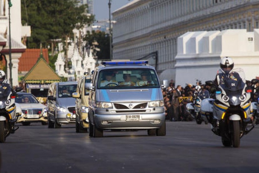 Konvoi kendaraan kerajaan yang membawa jasad Raja Thailand Bhumibol Adulyadej dari Siriraj Hospital menuju Istana di Bangkok, Jumat, 14 Oktober 2016.