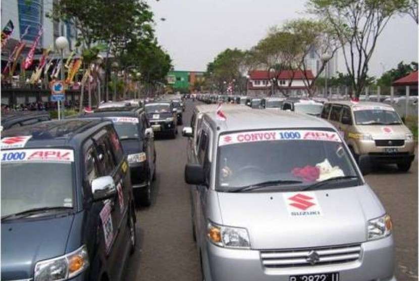 Konvoi mobil APV dalam upaya pemecahan rekor MURI.