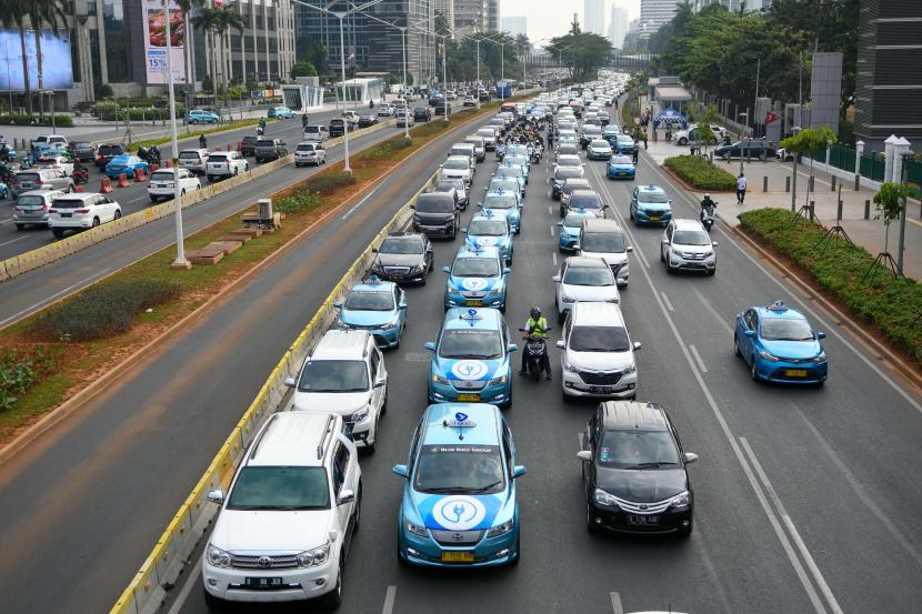 Konvoi mobil listrik di Jakarta sebagai upaya mengampanyekan kendaraan ramah lingkungan ini.