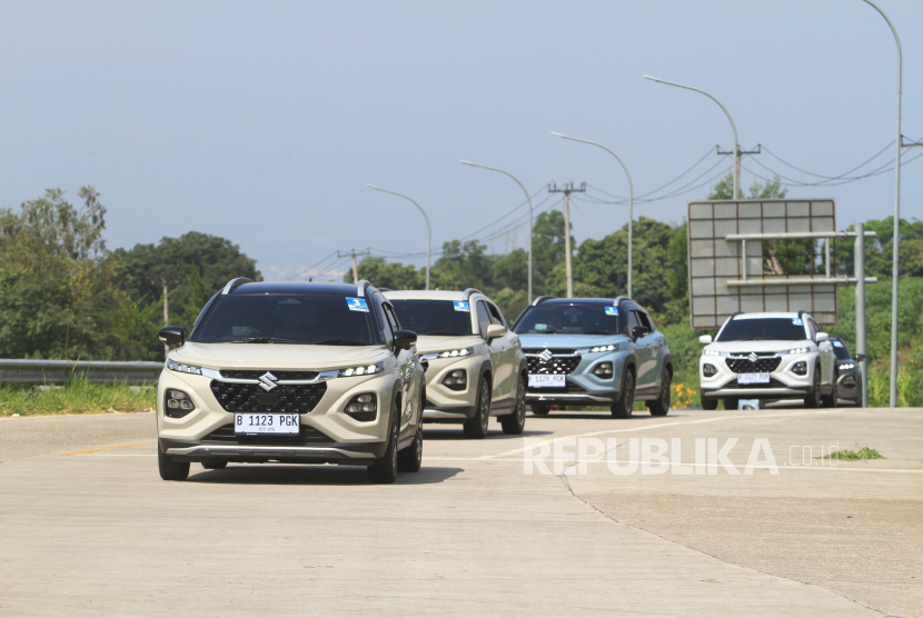 Konvoi mobil Suzuki Fronx yang dikendarai awak media nasional di Bandung dalam acara test drive, Rabu (25/6/2025).