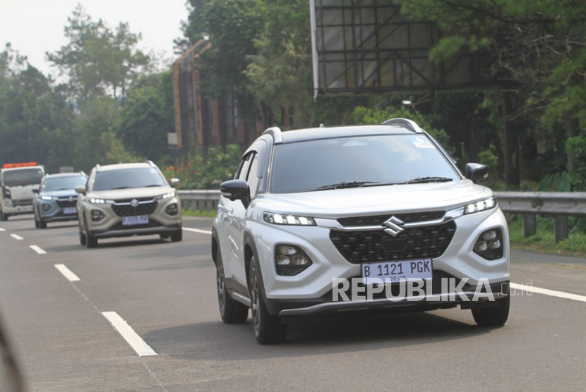 Konvoi mobil Suzuki Fronx yang dikendarai awak media nasional di Bandung dalam acara test drive, Rabu (25/6/2025).