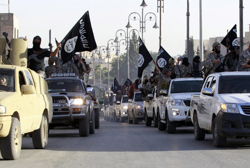 Konvoi pejuang ISIS merayakan kemenangan.