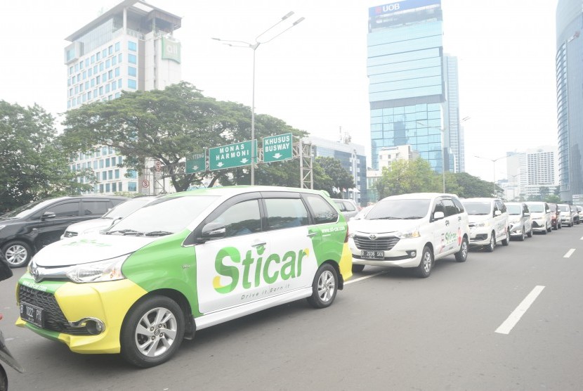 Konvoi pengemudi Sticar di seputaran jalan protokol Jakarta pada Rabu (30/11). 