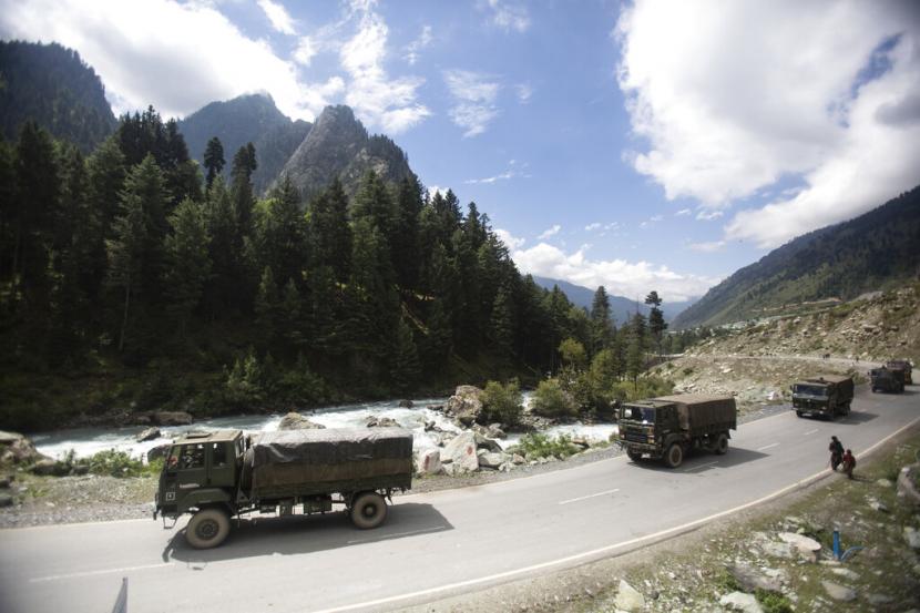 Konvoi tentara India bergerak di jalan raya Srinagar-Ladakh di Gagangeer, timur laut Srinagar, Kashmir yang dikuasai India, 1 September 2020. Milisi menyerang pos tentara India di wilayah Kashmir, Kamis (11/8/2022).
