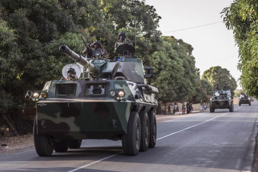 Konvoi tentara Senegal menuju perbatasan Gambia dekat Kota Karang, Senegal, Kamis, 19 Januari 2017. Pasukan tersebut mendukung Presiden baru Gambia Adama Barrow.