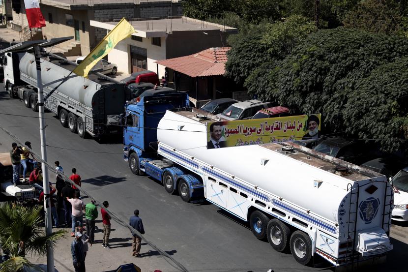 Konvoi truk tanker yang membawa diesel Iran melintasi perbatasan dari Suriah ke Lebanon, tiba di kota timur el-Ain, Lebanon, Kamis, 16 September 2019 2021.