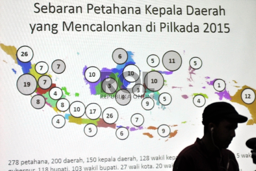  Koordinator Advokasi dan Investigasi FITRA, Apung Widadi mempresentasikan peta sebaran petahana kepala daerah yang mencalonkan di Pilkada 2015 dalam diskusi bertema 