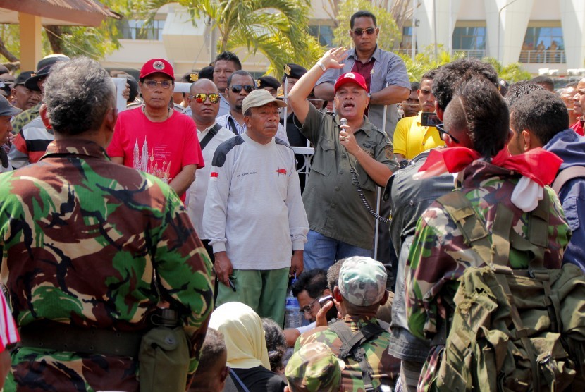 Koordinator Aksi Eurico Guterres (tengah) berorasi di hadapan warga milisi eks Timor Timur (Timtim) yang berunjuk rasa di depan kantor Gubernur NTT di Kupang, NTT Senin (25/9). 