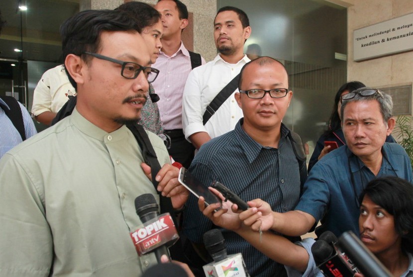 Koordinator Bidang Hukum Indonesia Corruption Watch (ICW) Emerson Yuntho (tengah) didampingi kuasa hukumnya Febionesta (kiri) memberikan keterangan kepada media usai menjalani pemeriksaan di Bareskrim Mabes Polri, Jakarta, Senin (27/7).