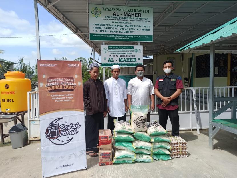 Koordinator BMH Berau menyalurkan paket Berkah Fitrah kepada enam pesantren di Tanjung Redeb, Berau, Kalimantan Timur.