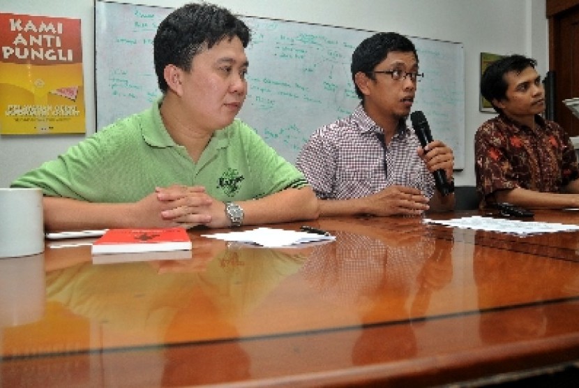 Koordinator Divisi Korupsi Politik ICW, Ade Irawan (kiri).