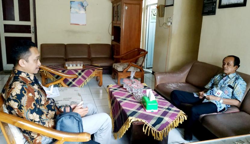  Koordinator Divisi Pencegahan Partisipasi Masyarakat dan Humas Bawaslu Kabupaten Semarang, Syahrul Munir (kiri), melakukan pertemuan dengan Camat Pringapus dalam rangka pemetaan potensi kerawanan penusunan daftar pemilih untuk Pemilu 2024 dengan Camat Pringapus, Budi Santoso, baru baru ini.