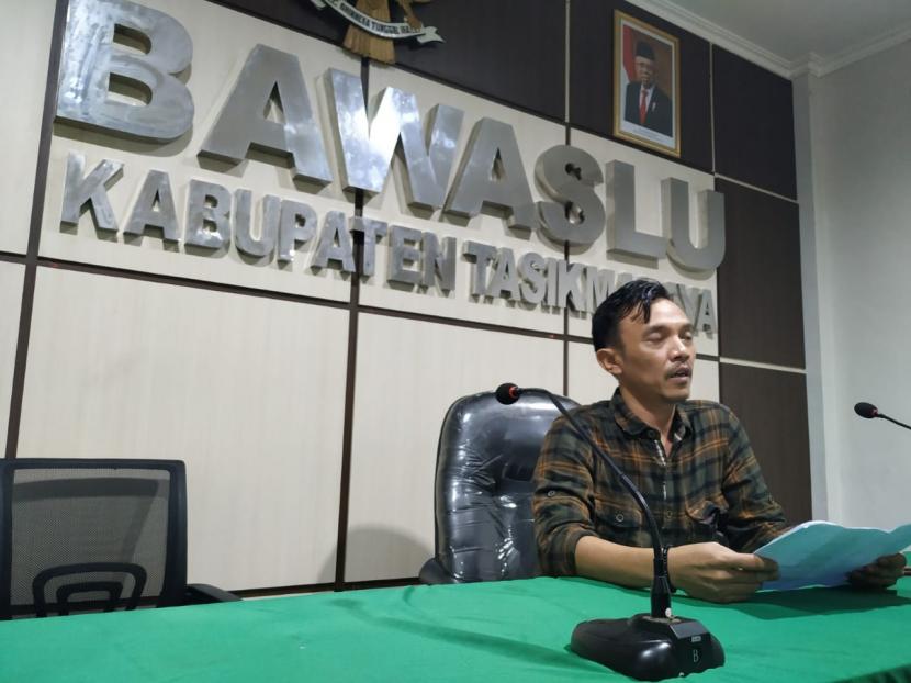 Koordinator Divisi Penindakan Pelanggaran Bawaslu Kabupaten Tasikmalaya, Khoerun Nasichin, saat memberikan keterangan di kantornya, Senin (14/12).