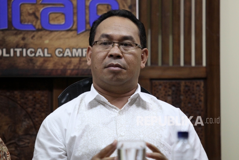Koordinator FORMAPPI Sebastian Salang saat menjadi pembicara dalam diskusi bertajuk Politik Sebagai Cita-cita: Pilkada dan Demokrasi Tersandera di kantor PARA Syndicate, Jakarta, Jumat (12/8).