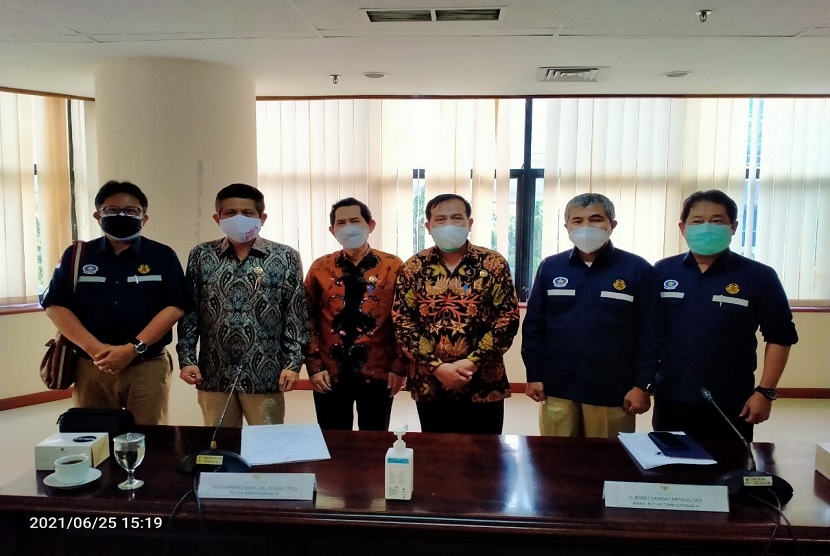 Koordinator Forum Komunikasi Pegawai BPH Migas Dani Yon Darwis memenuhi undangan audiensi ke Ombudsman Republik Indonesia. Dani yang didampingi  dan didampingi oleh Anggota Komite BPH Migas periode 2017 - 2021 Ahmad Rizal dan sejumlah Tenaga Ahli yang terdiri dari Judianto Hasan dan Teguh Pitoyo Anugrah Putra diterima langsung Ketua Ombudsman Mokhammad Najih, wakil ketua Bobby Hamzar Rafinus dan komisioner Jemsly Hutabarat.