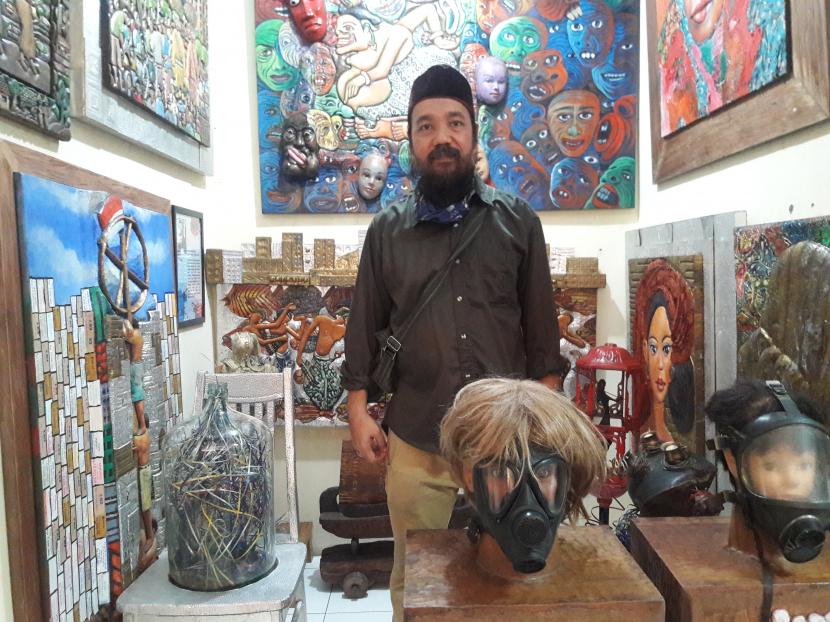 Koordinator Galeri Perupa Pasar Gembrong, Karya Indah atau yang kerap dipanggil Arya.
