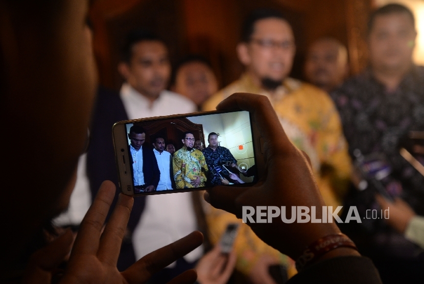 Koordinator Generasi Muda Partai Golkar (GMPG) Ahmad Doli Kurnia memberikan keterangan seusai bertemu dengan Ketua Dewan Kehormatan Golkar BJ Habibe di Jakarta, Senin (28/8). 