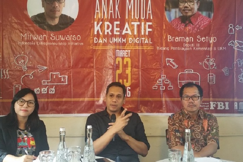 Koordinator Indonesia Entrepreneurship Initiative, Mirwan Suwarso (tengah) dan Deputi Bidang Pembiayaan Kemenkop dan UKM, Braman Setyo dalam Diskusi Anak Muda Punya Usaha (AMPUH) di Jakarta, Rabu (23/3).