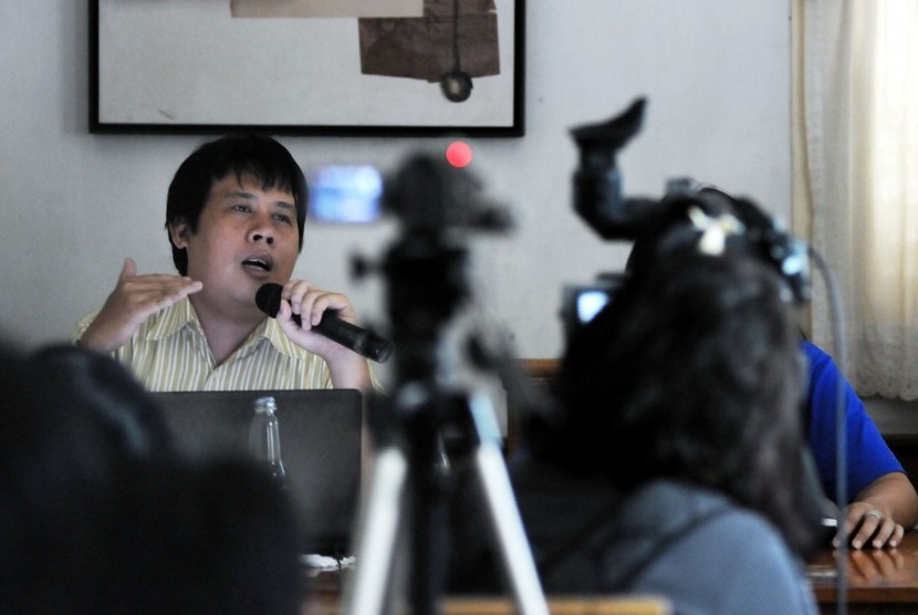 Koordinator Investigasi dan Advokasi Forum Indonesia untuk Transparansi Anggaran (FITRA), Ucok Sky Khadafi berbicara saat mengelar konfrensi pers di Jakarta, Ahad (24/6). Alokasi anggaran iklan dalam APBD DKI untuk tahun 2012 sebesar Rp28 miliar. dari sebe