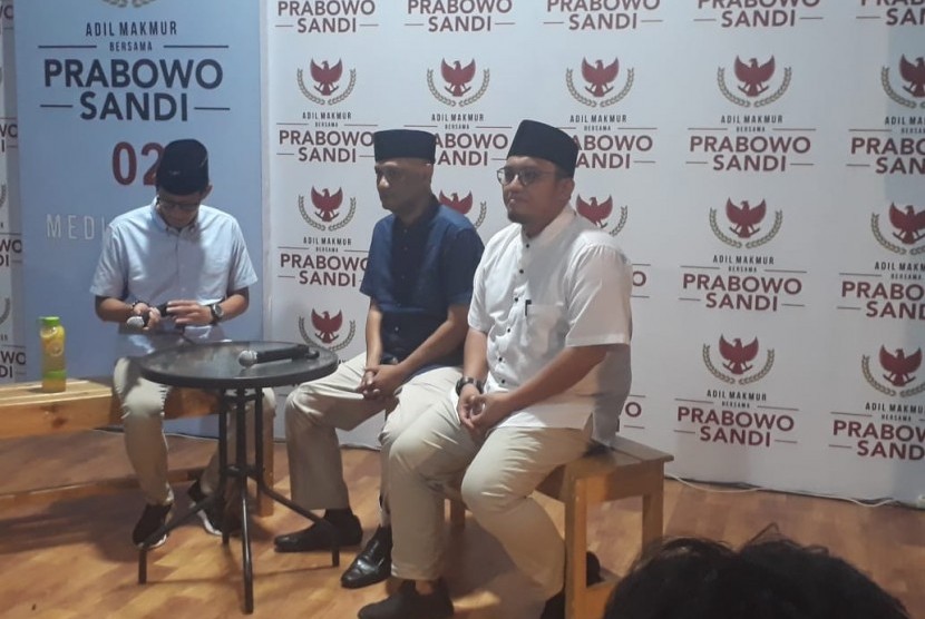 Koordinator Jubir Badan Pemenangan Nasional (BPN) Prabowo - Sandiaga Dahnil Anzar Simajuntak mengumumkan Irfan Yusuf Hasyim sebagai Juru Bicara (Jubir) Koalisi Indonesia Adil Makmur di Media Center, Jakarta, Kamis (1/11).