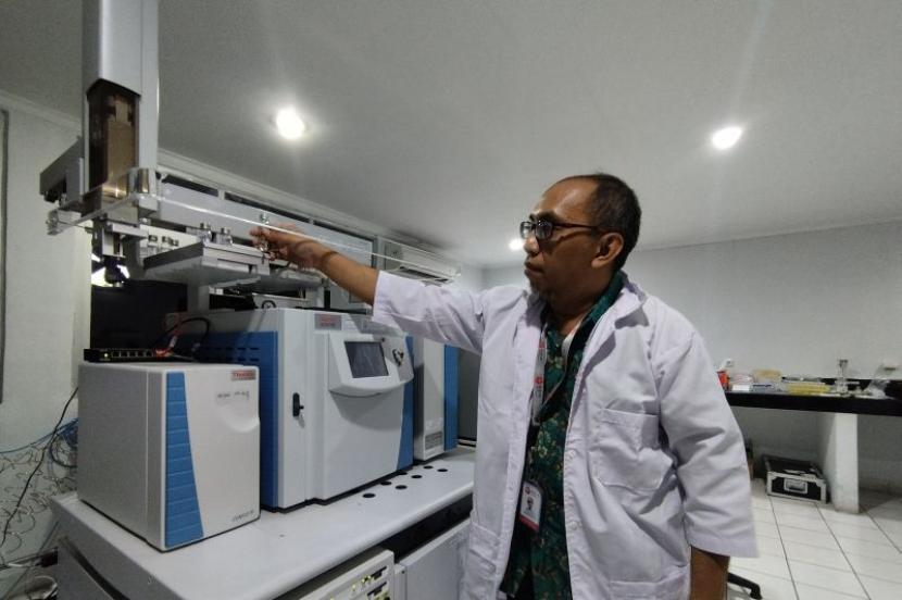 Koordinator Kelompok Riset Teknik Nuklir Ekohidrologi Pusat Riset Teknologi Proses Radiasi BRIN Rasi Prasetio melakukan penelitian di Jakarta, Rabu (25/10/2023). 
