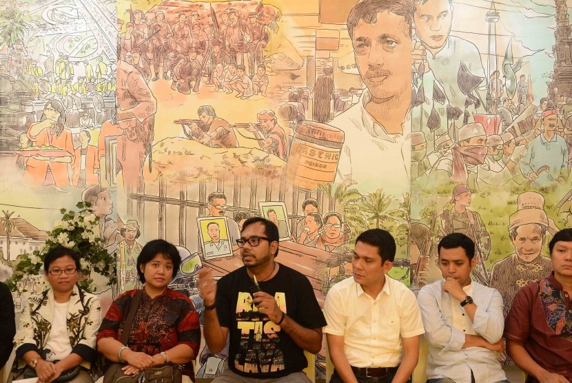 Koordinator Komisi Orang Hilang dan Tindak Kekerasan (KontraS) Haris Azhar bersama koalisi organisasi masyarakat sipil menggelar konferensi pers di Kantor Kontras, Jakarta, Rabu (23/7). Dalam kesempatan tersebut membahas rekomendasi untuk Presiden terpilih