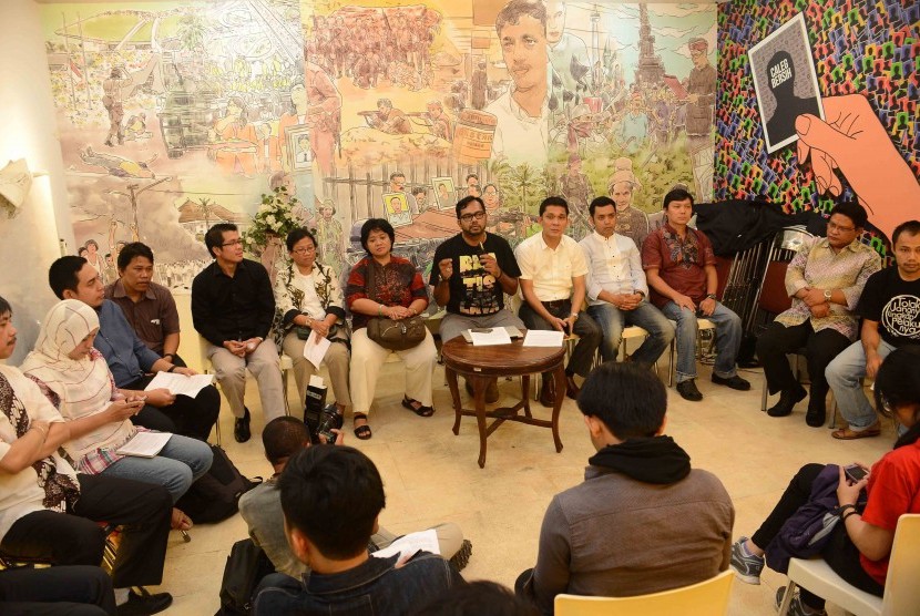 Koordinator Komisi Orang Hilang dan Tindak Kekerasan (KontraS) Haris Azhar bersama koalisi organisasi masyarakat sipil menggelar konferensi pers di Kantor Kontras, Jakarta, Rabu (23/7). Dalam kesempatan tersebut membahas rekomendasi untuk Presiden terpilih