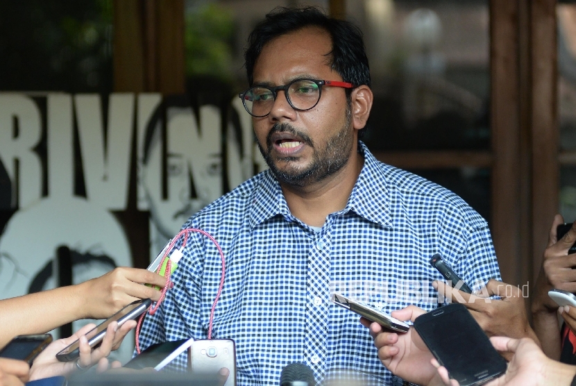 Koordinator Komisi untuk Orang Hilang dan Tindak Kekerasan (Kontras) Haris Azhar memberikan keterangan kepada wartawan di Kantor Kontras, Jakarta, Rabu (3/7). 