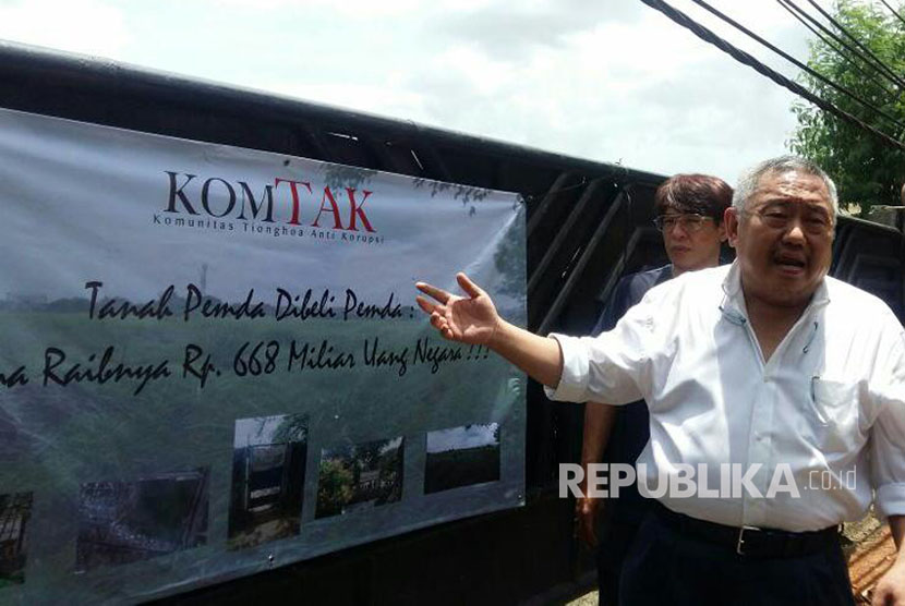 Koordinator Komunitas Tionghoa Anti Korupsi (Komtak),  Lieus Sungkharisma, mengunjungi lahan 4,6 hektare milik Pemerintah DKI Jakarta yang dibeli sendiri, Cengkareng, Jakarta Barat, Kamis (30/3).