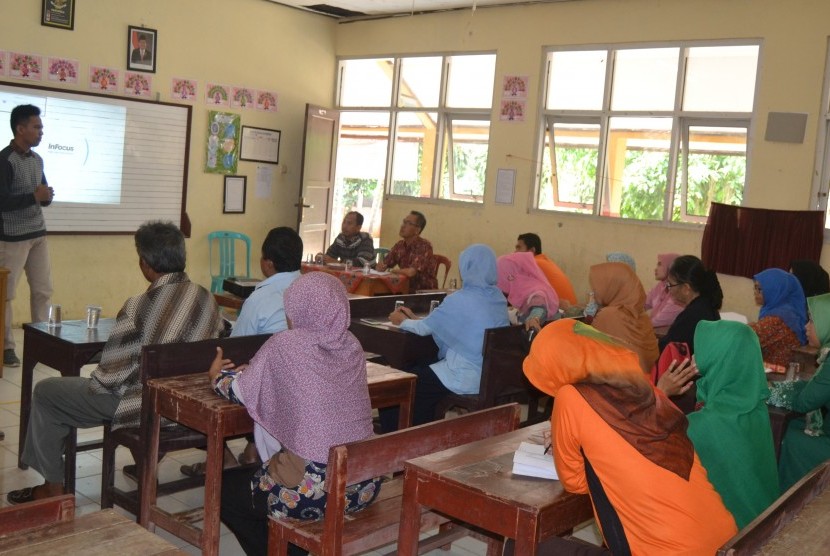 Koordinator Kopel Bogor, Ari Akbar menyampaikan kepada orang tua murid pentingnya kepedulian warga mengadvokasi ruang kelas yang rusak di SDN Cidokom 02, Bogor, Sabtu (8/4)