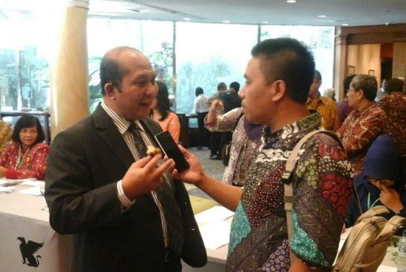 Koordinator Kopertis VII wilayah Jatim, Prof Suprapto diwawancara usai penyerahan AKU di Surabaya, Rabu (20/5).