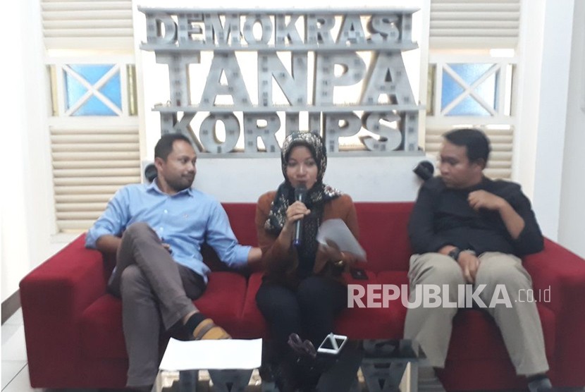 Koordinator Korupsi ICW (kiri) Donal Fariz, Peneliti Divisi Politik ICW Almas Sjahfrina (tengah), dan Peneliti Perludem Fadli Ramadhanil (kanan) memberikan paparan terkait Mahar Politik di kantor ICW, Selasa (16/1). 