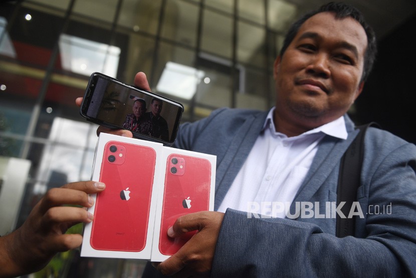 Koordinator Masyarakat Anti Korupsi Indonesia (MAKI) Boyamin Saiman menunjukkan dua buah Iphone 11 untuk pemberi informasi keberadaan DPO KPK Harun Masiku dan Nurhadi di Gedung KPK, Jumat (21/2/2020). 