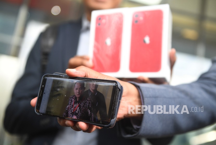 Koordinator Masyarakat Anti Korupsi Indonesia (MAKI) Boyamin Saiman menunjukkan dua buah Iphone 11 untuk pemberi informasi keberadaan DPO KPK Harun Masiku dan Nurhadi di Gedung KPK, Jumat (21/2/2020).